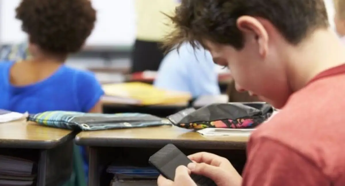 Нарушил запрет на пользование телефоном в школе: какой штраф предусмотрен
