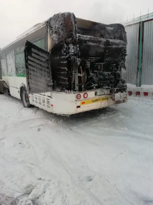 Пассажиры успели эвакуироваться: в аэропорту загорелся автобус