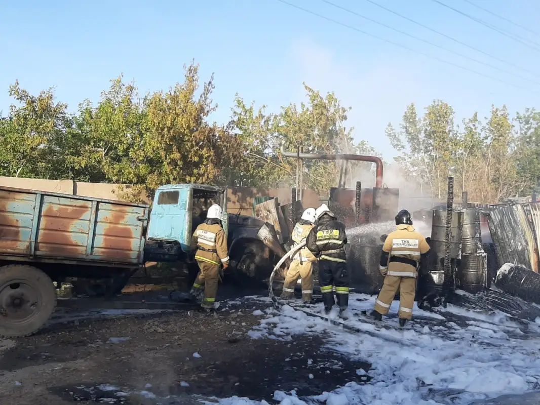 В столице РК загорелись бочки с битумом