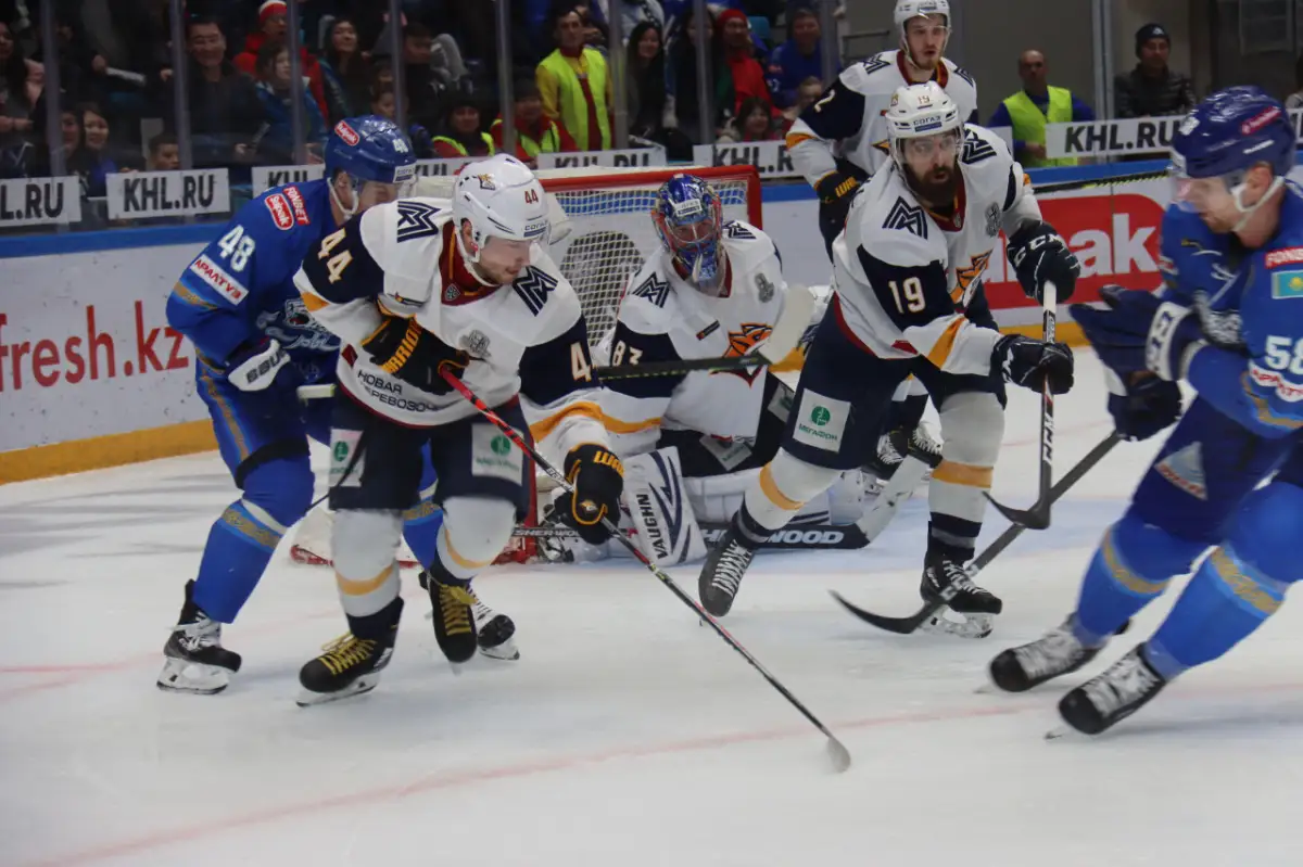 Замена вратаря не спасла Барыс от поражения в матче с Металлургом