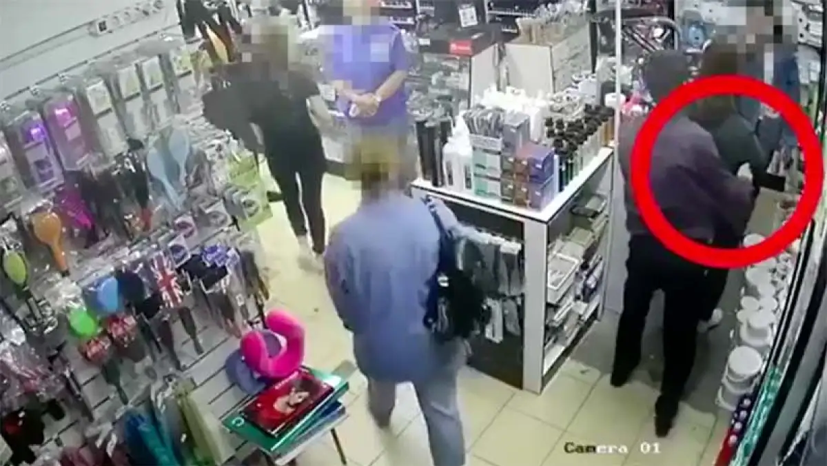 В Нур-Султане карманник украл на iPhone и "попал" на камеру