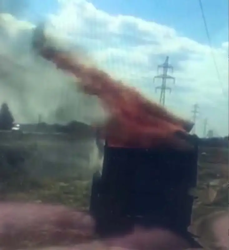 В Семее полицейские помогли потушить загоревшийся «КамАЗ» - видео