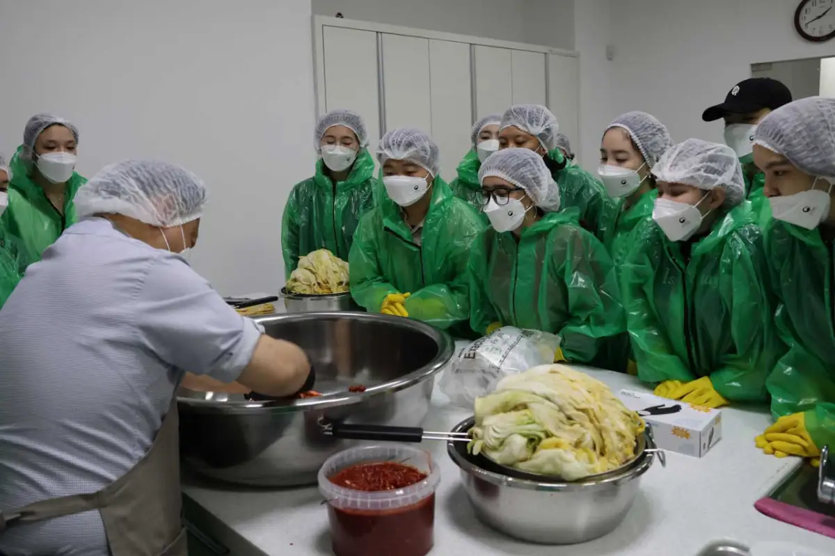 Студентам колледжа в Астане показали приготовление кимчи