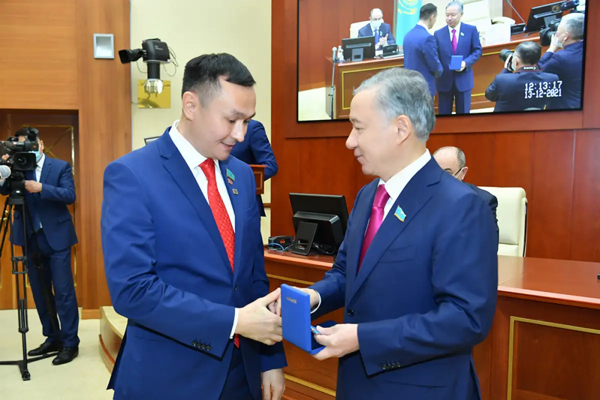 Мажилисменов Конурова и Смирнову наградили орденами – фото