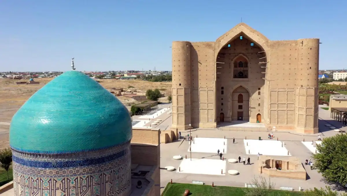 Касым-Жомарт Токаев посетил в Туркестане мавзолей Ходжи Ахмеда Яссауи