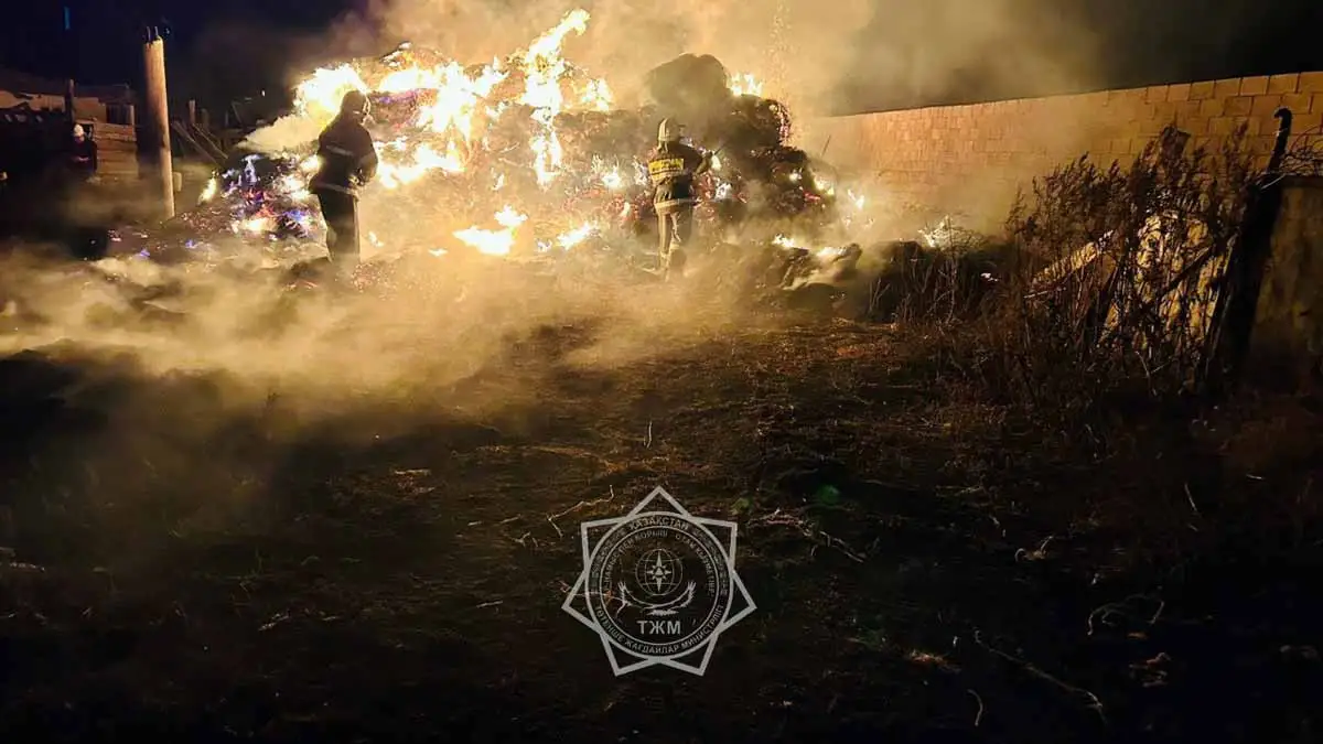 В ЗКО загорелись тонны сена