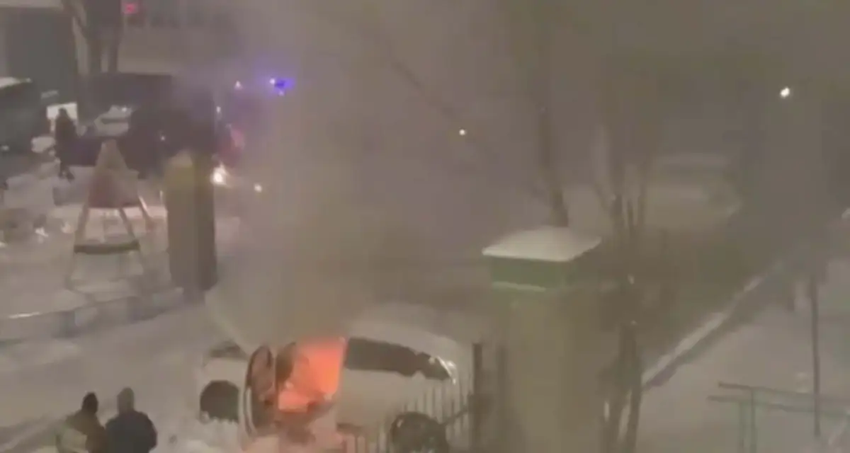 В Нур-Султане горела иномарка, пожарные успели вовремя