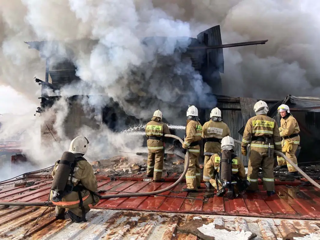 Как пожарные тушили cклад на барахолке в Алматы - фото