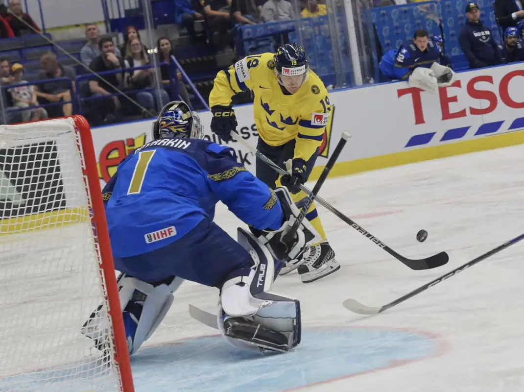 Сборная Казахстана уступила Швеции на ЧМ по хоккею