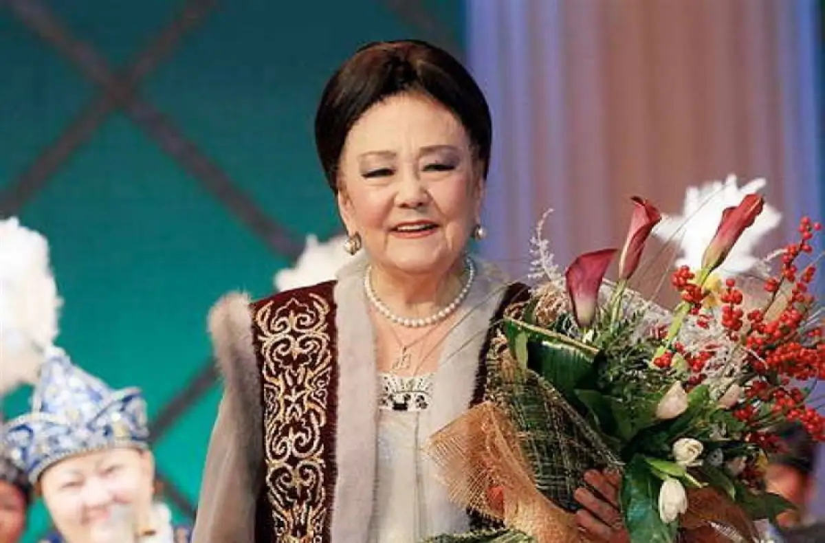 Легендарной оперной певице Бибигуль Тулегеновой исполнилось 93 года