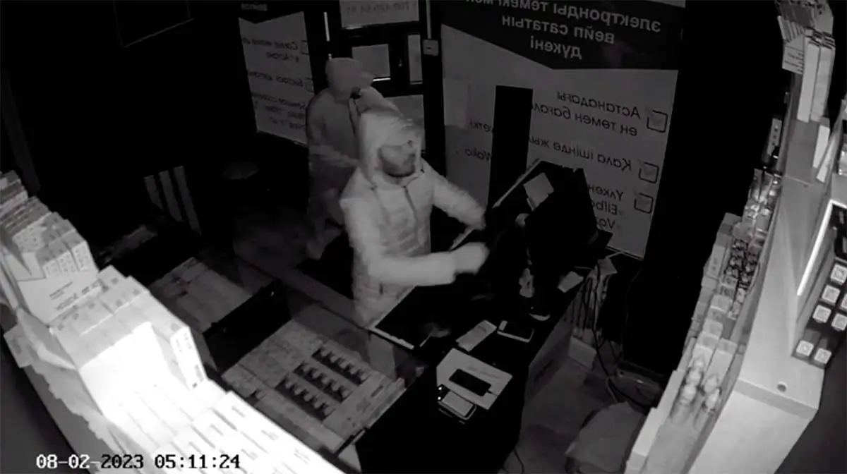 Воры за минуту вынесли из вейп-шопа в Астане товара на 1 млн тенге