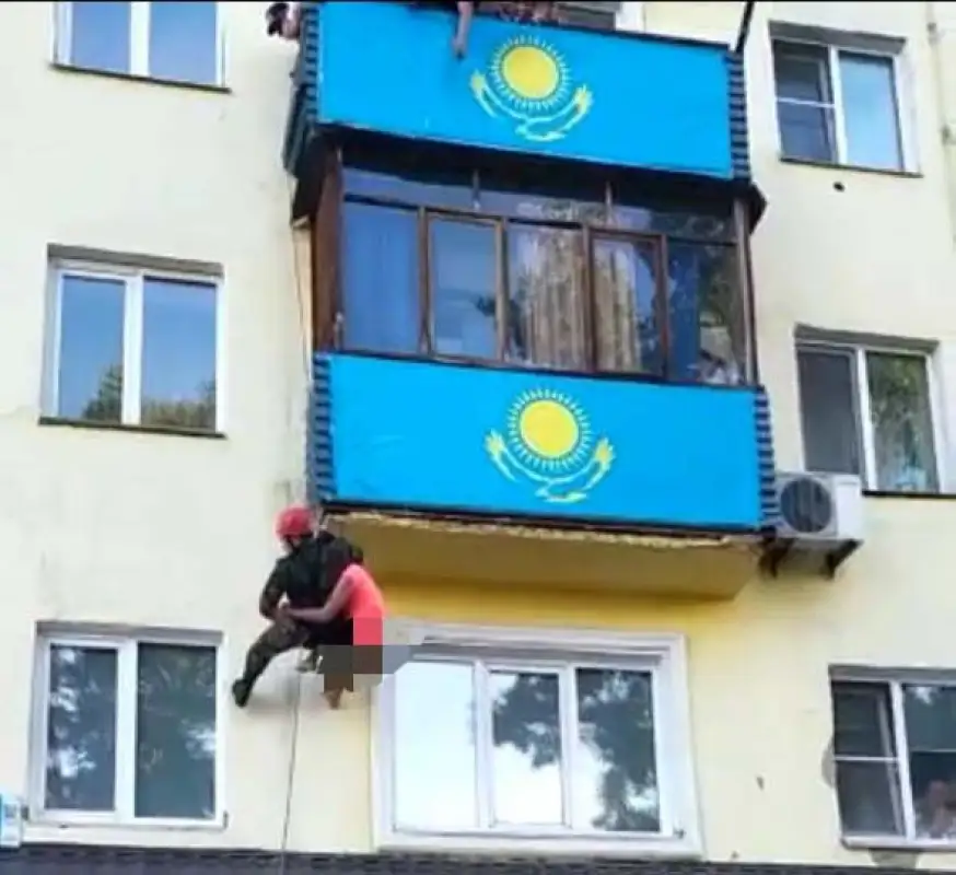 В Усть-Каменогорске спасатели сняли женщину, висевшую на балконе третьего этажа