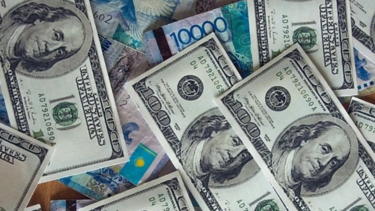 Доллар ушёл в отрыв на торгах