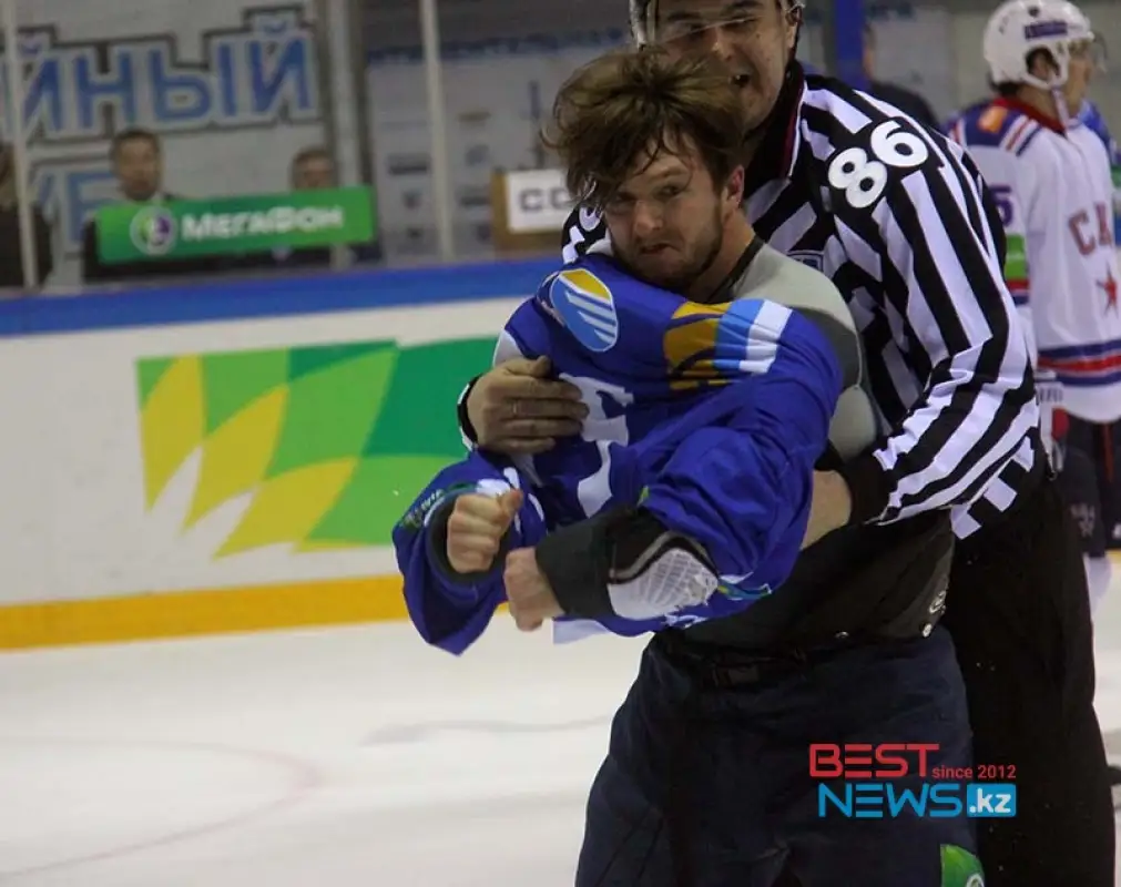 Назовите имя и фамилию тафгая Барыса, уложившего на лед и соперника, и судью