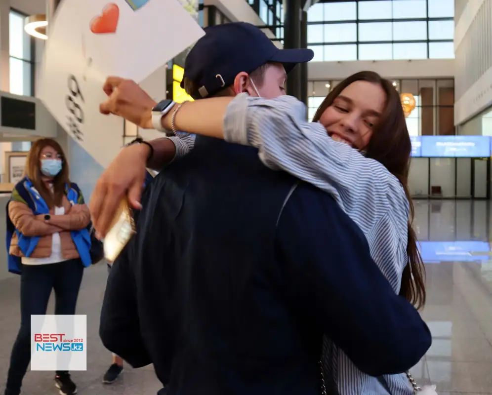 Жёны встречали хоккеистов сборной Казахстана с табличками - фото