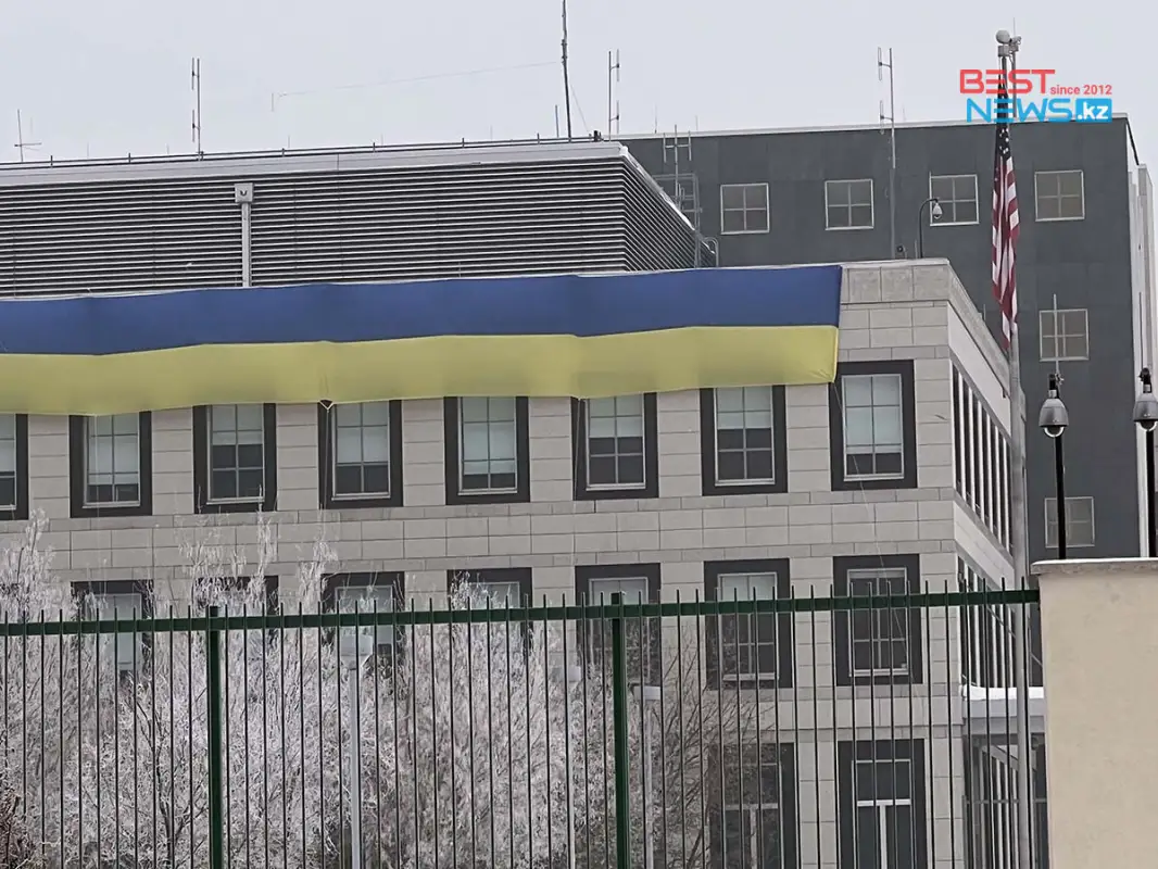 На здании посольства США в Нур-Султане разместили украинский стяг - фото