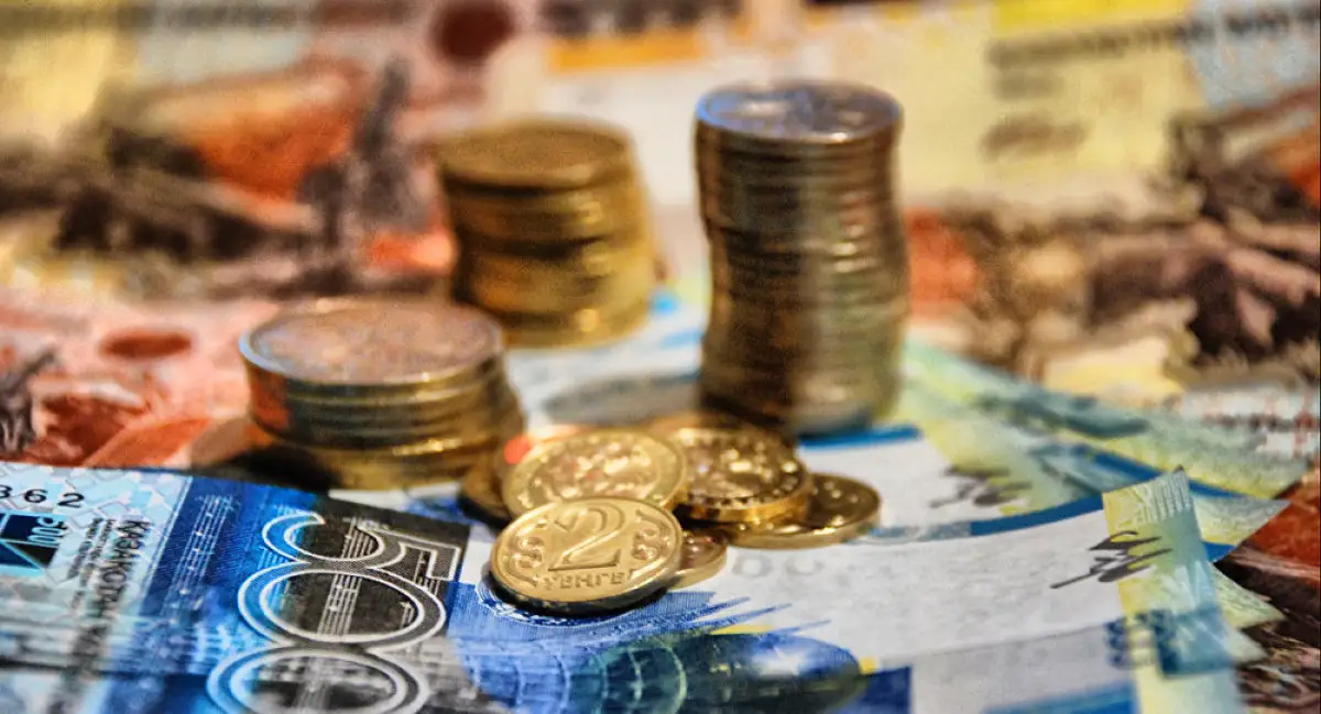  На торгах доллар поднялся выше 527 тенге