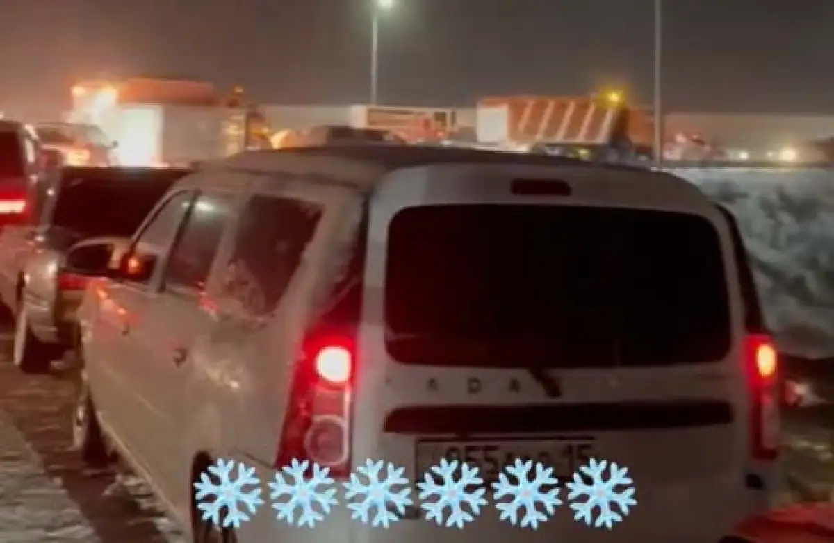 "Стоим": на 9 часов транспорт застрял в пробке на трассе Астана-Щучинск