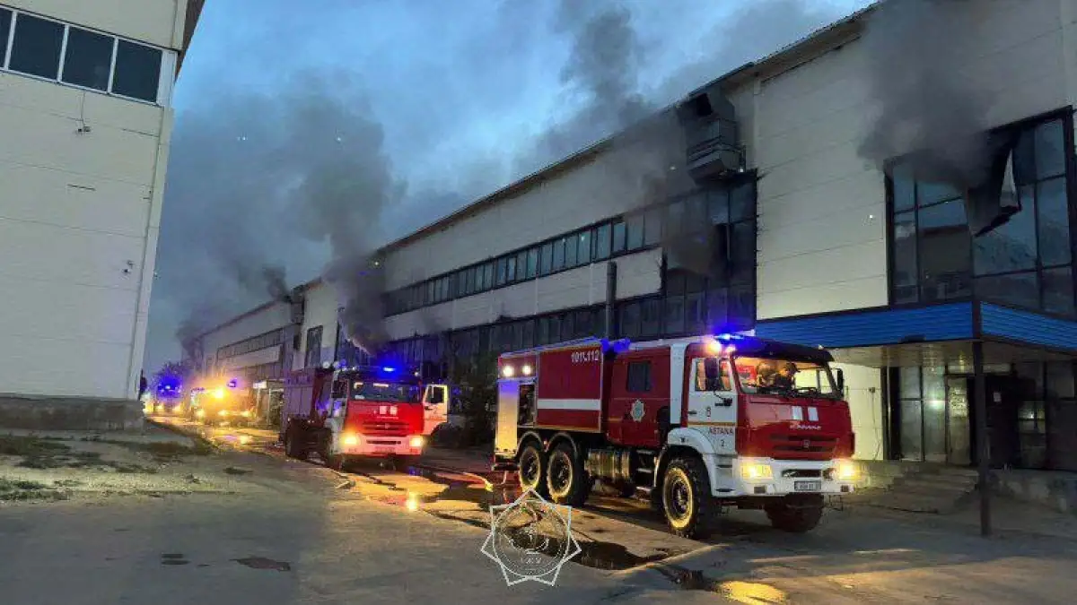 В Астане тушат здание по повышенному рангу пожара