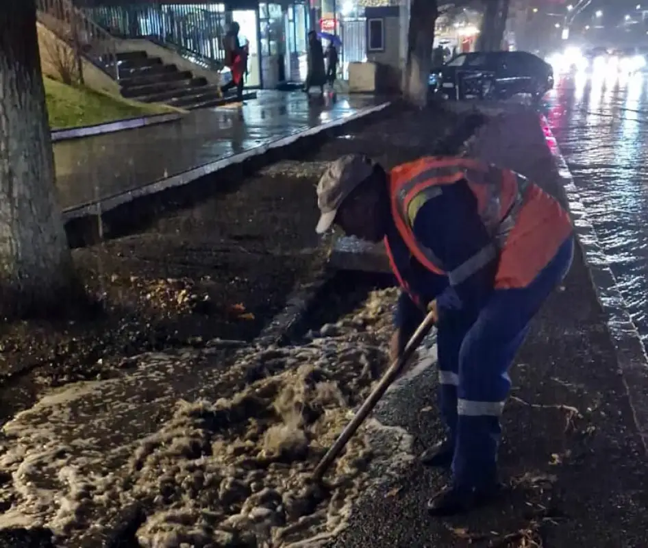 В Алматы после ливня и ветра власти обратились к горожанам