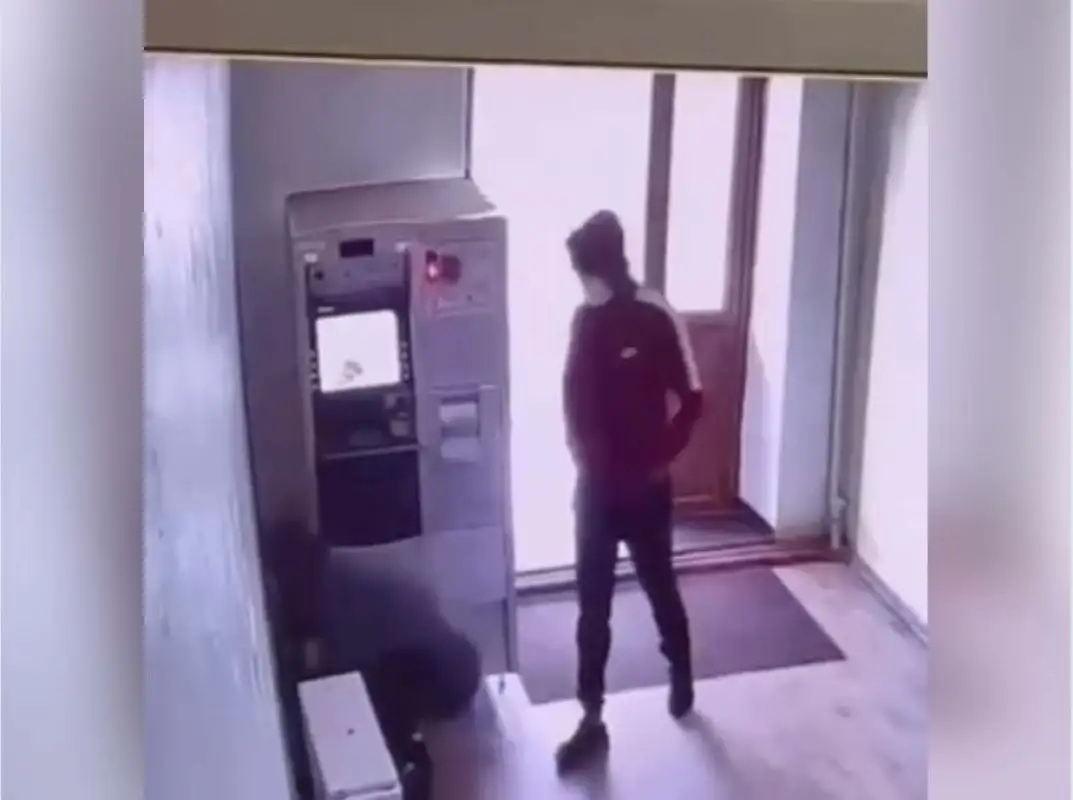  Двое жителей Каскелена украли из банкомата 13 млн тенге