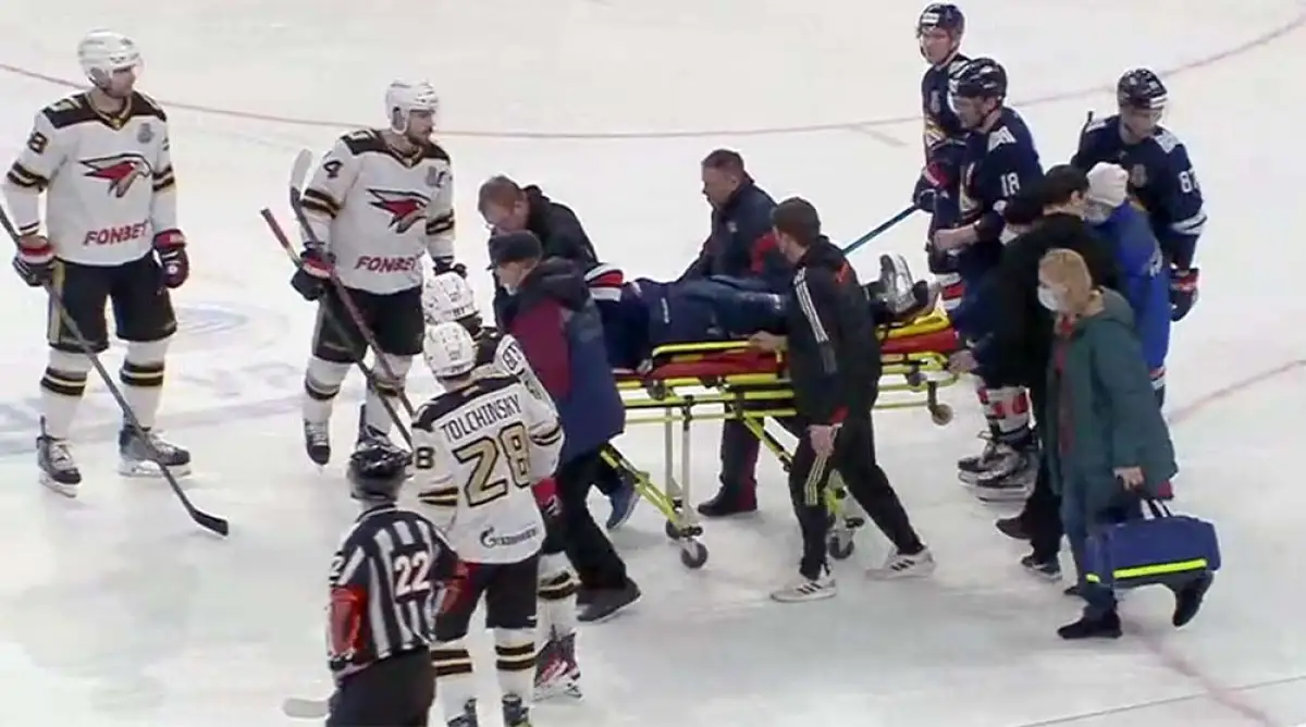 «Жизни ничего не угрожает»: какая травма у игрока сборной Казахстана, легшего под шайбу