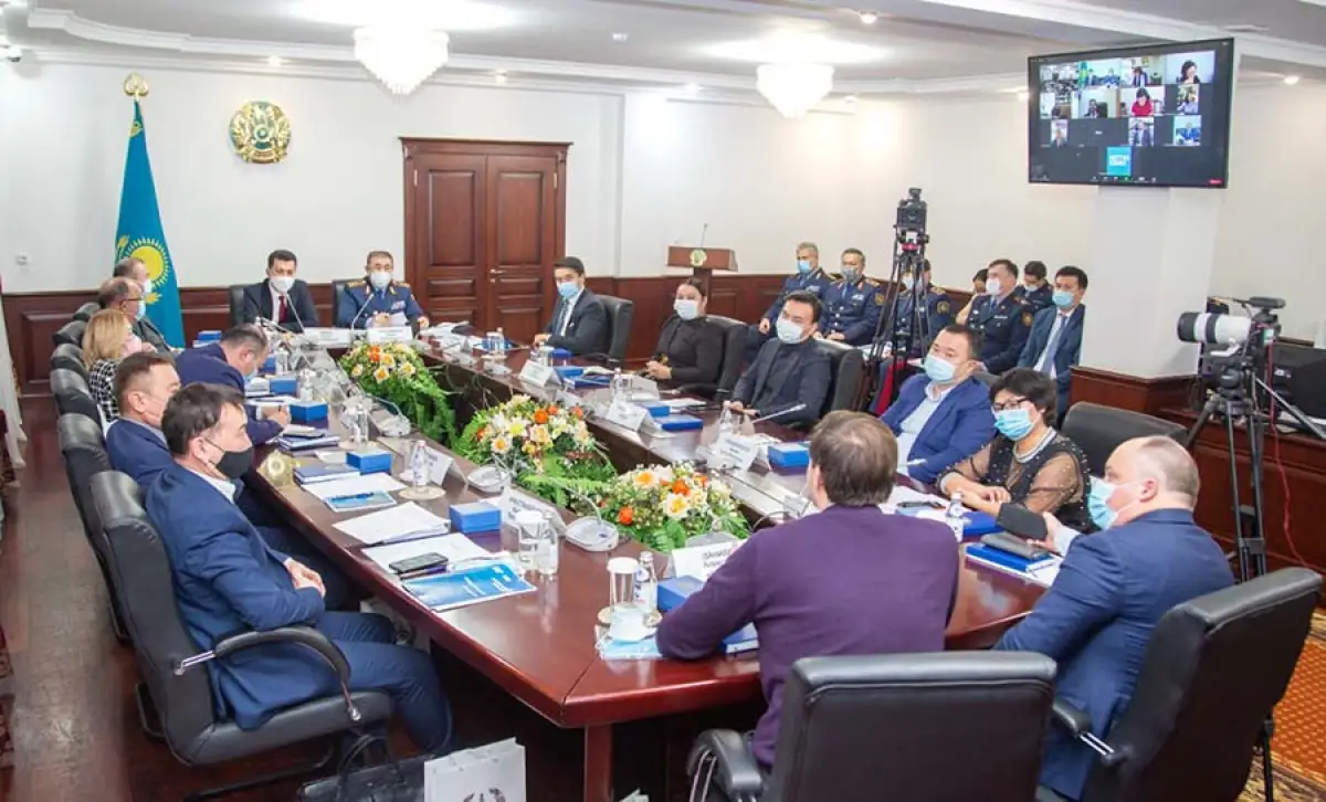 Глава МВД ответил на вопросы членов Нацсовета и показал им новую форму полицейских