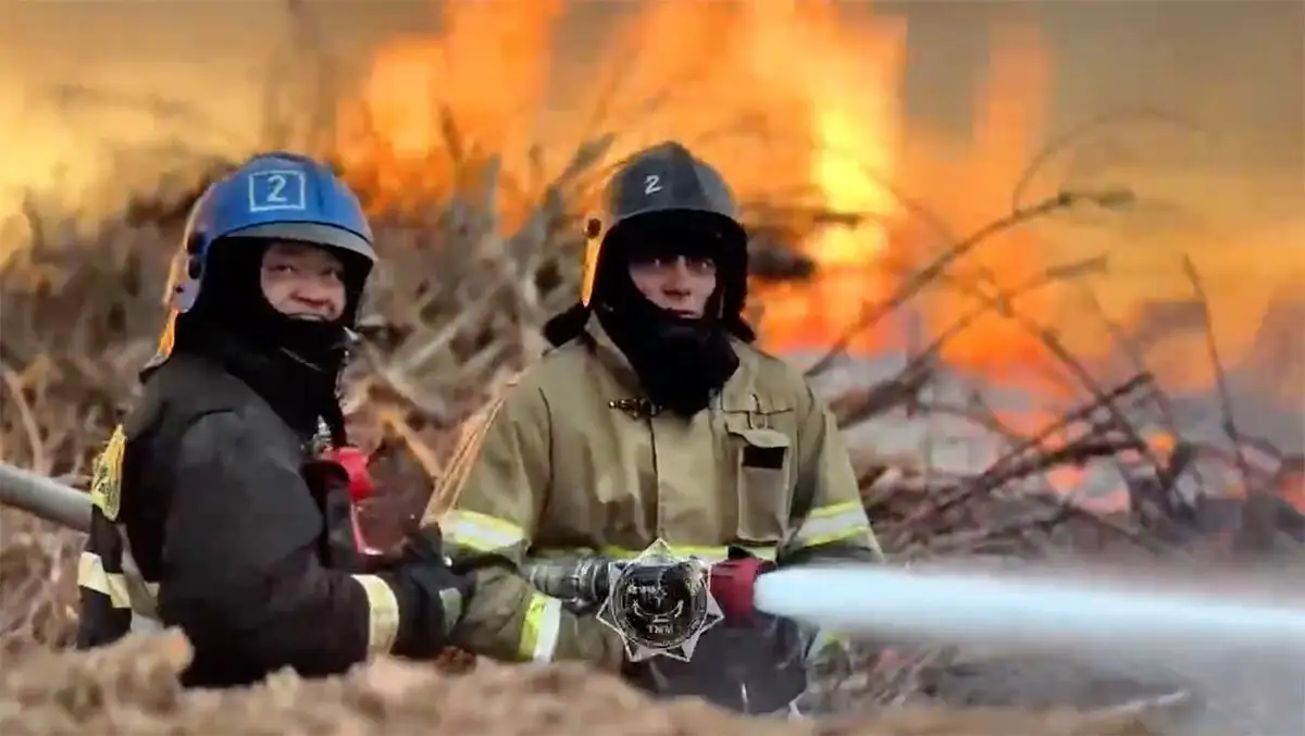 В Астане тушат пожар на мусорном полигоне