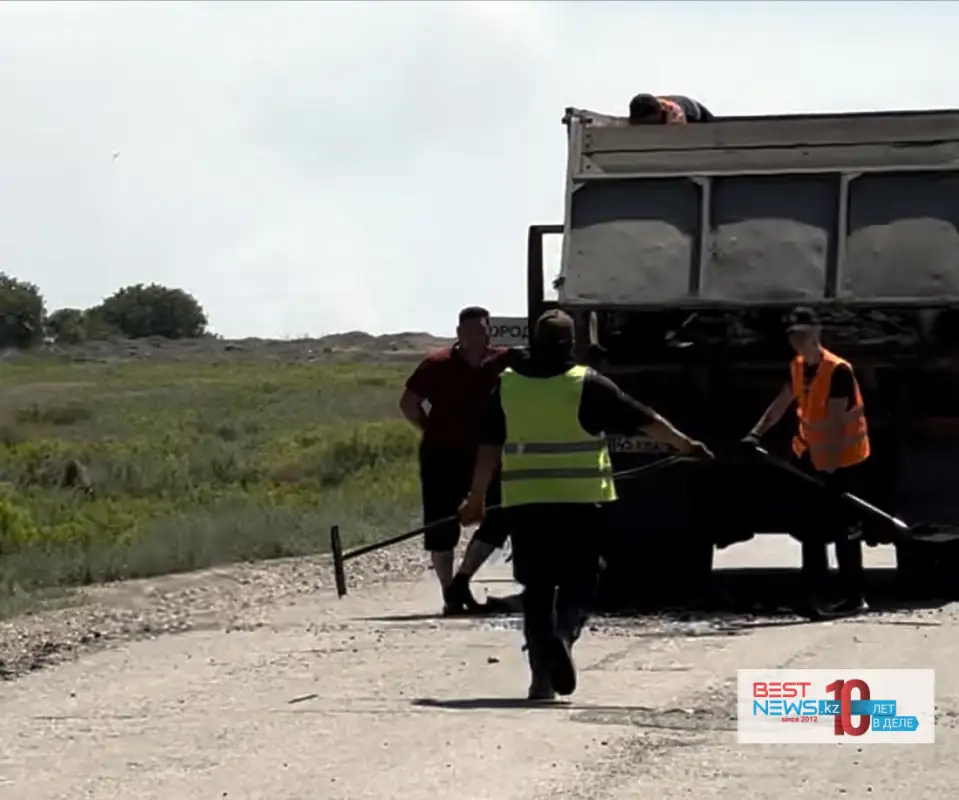 После лесных пожаров в области Абай начали частичный ремонт дорог - видео 