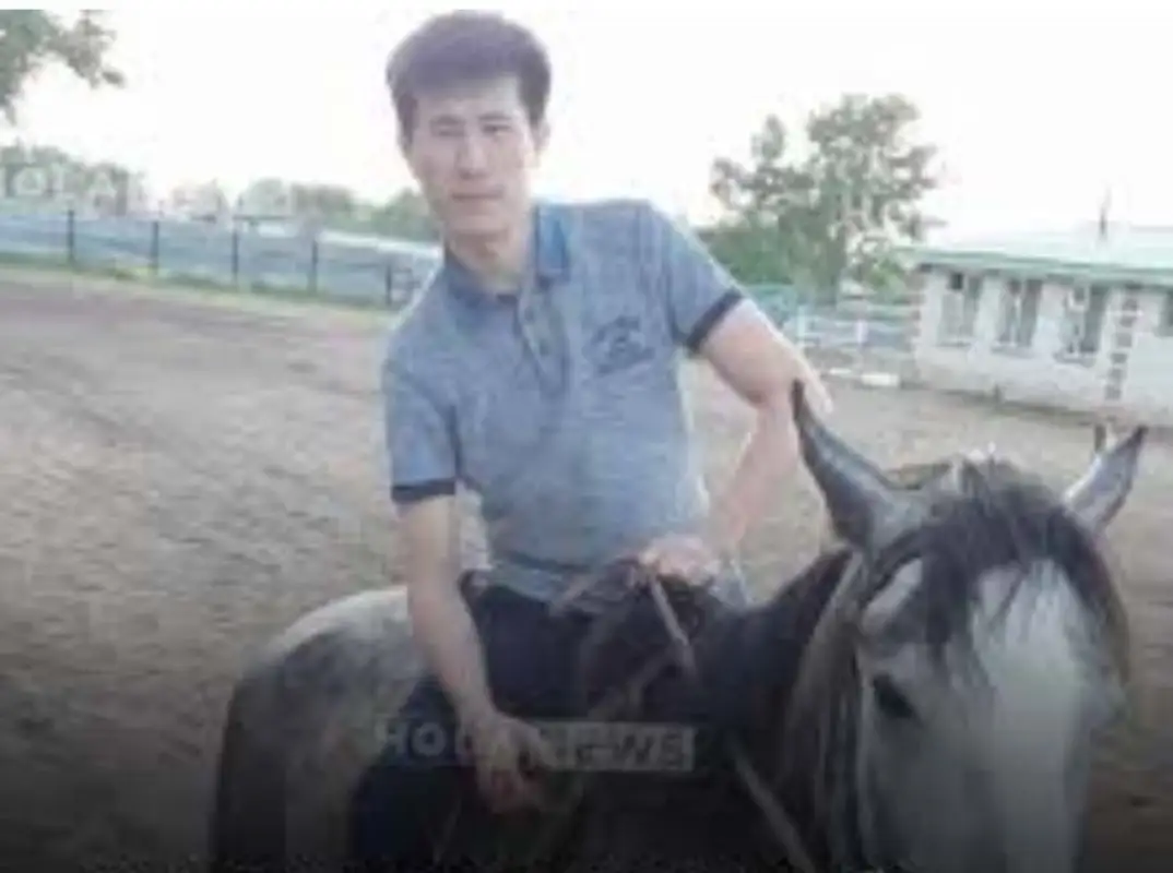 Пострадавший во время наряжения елки учитель в Семее выписан из больницы