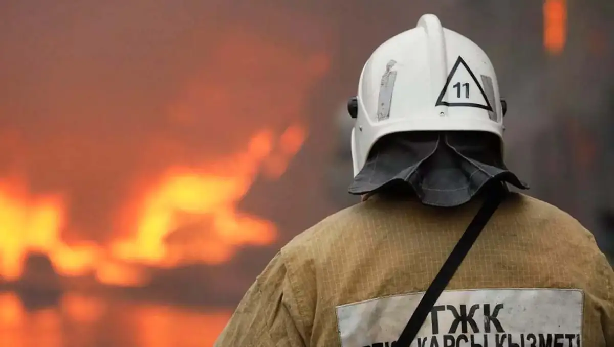 В Астане обрушился фасад на горящем складе