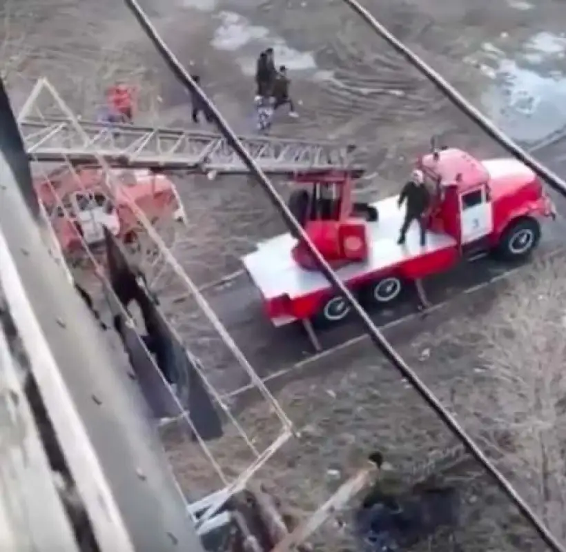 Лишь после "штурма" семья в Шахтинске разбаррикадировала двери и поехала на карантин