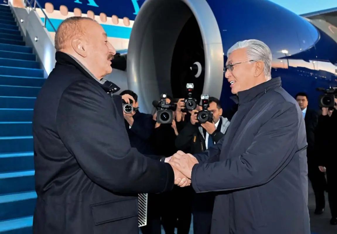 Глава государства проводил Президента Азербайджана в аэропорту