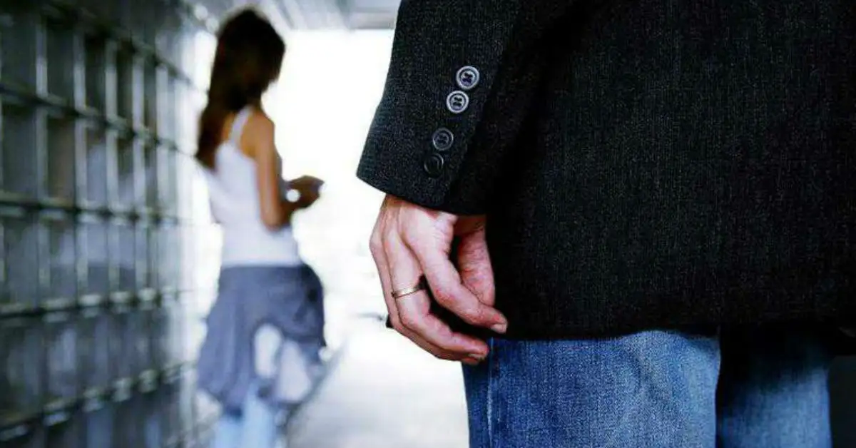 В Нур-Султане парень преследовал девочку в подъезде