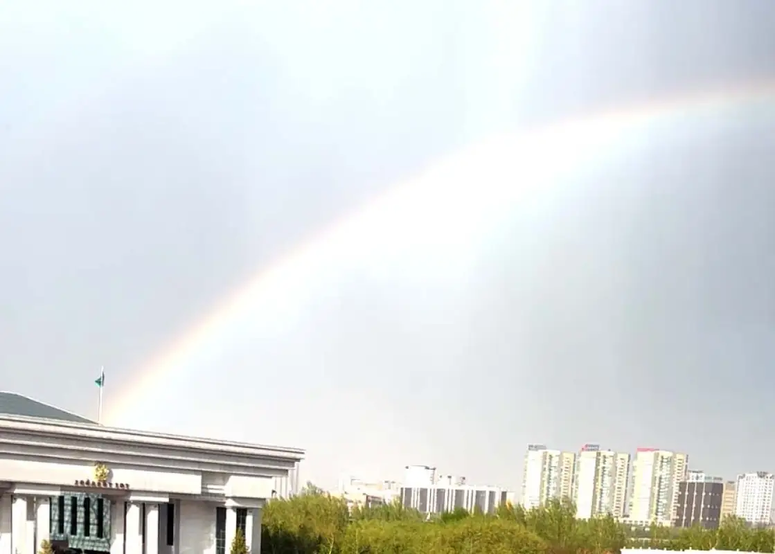 Жители Астаны увидели яркую радугу после дождя