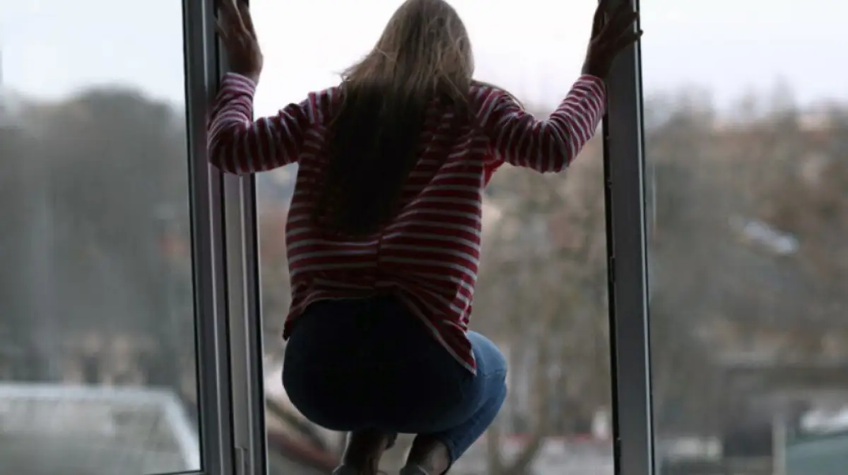 Две школьницы в Алматы погибли после падения с высоты