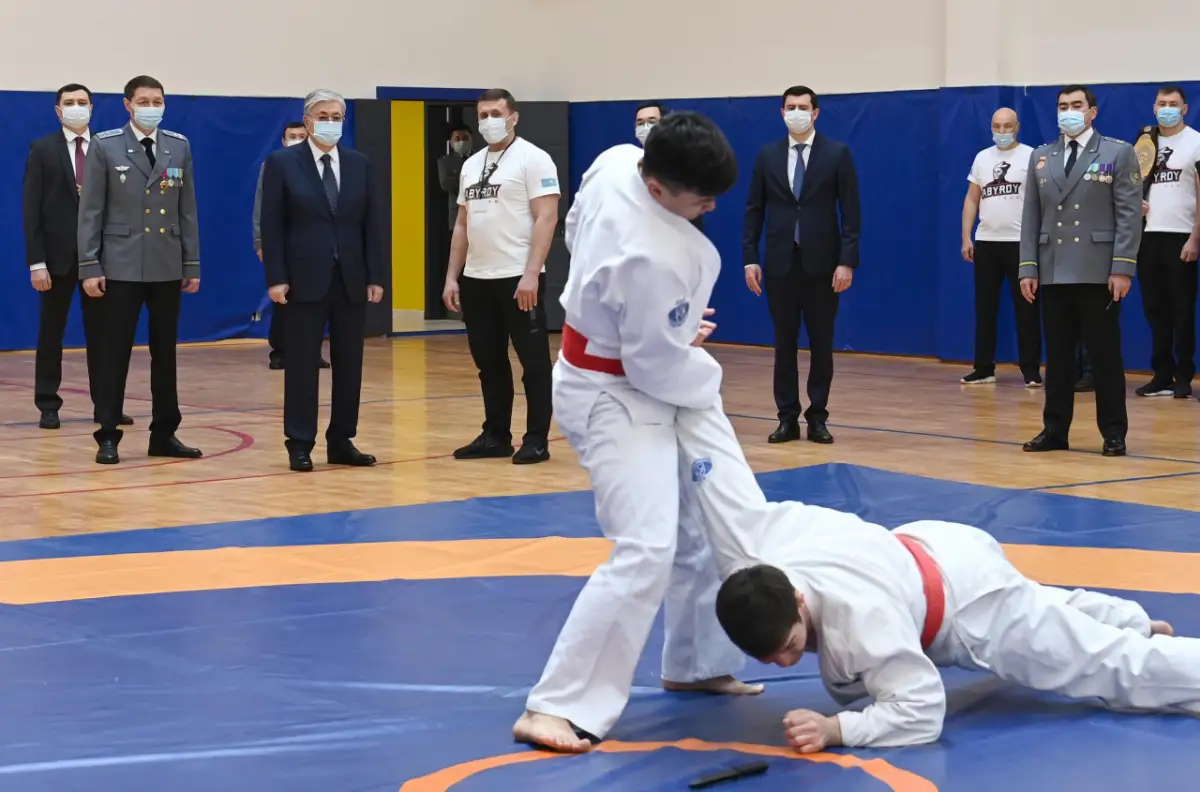 Президенту Казахстана продемонстрировали оружие и приёмы рукопашного боя - фото