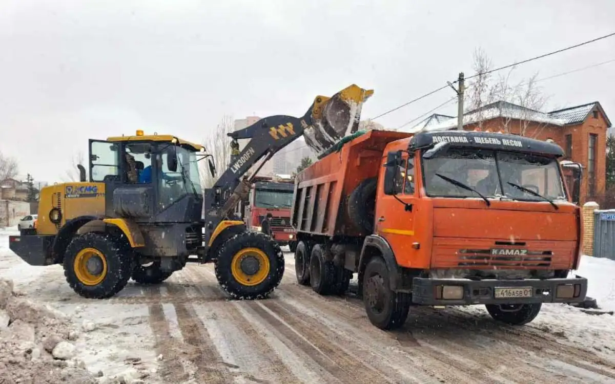 В Астане 900 снегоуборочных машин вышли на линию