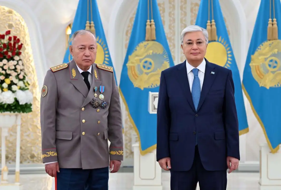 Глава государства вручил Сату Токпакбаеву госнаграду