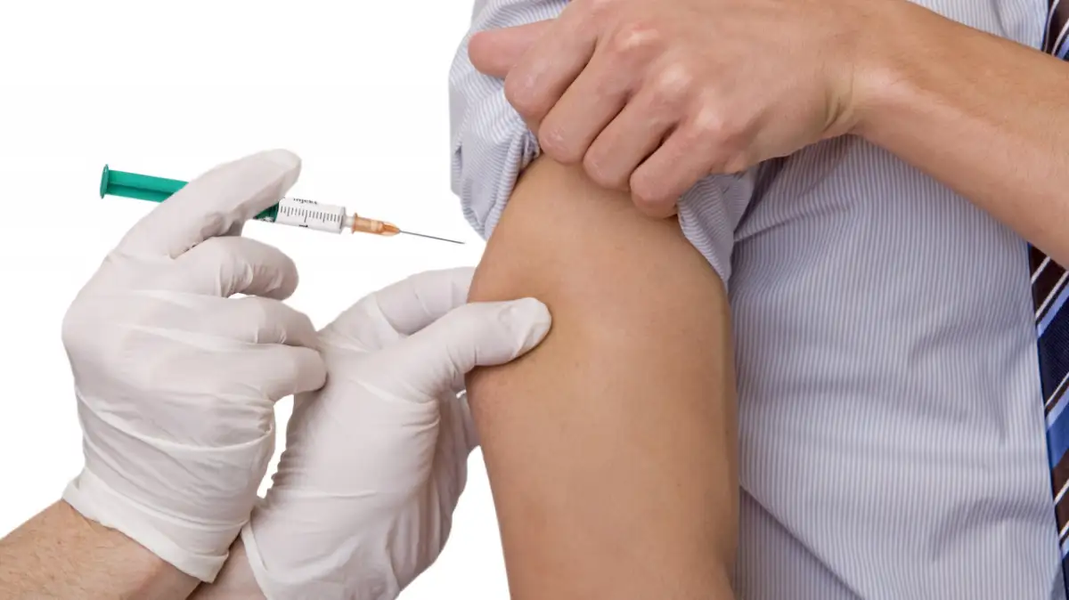 «Всех чипируют через вакцину от COVID-19»: Багдат Мусин ответил, стоит ли верить мифам