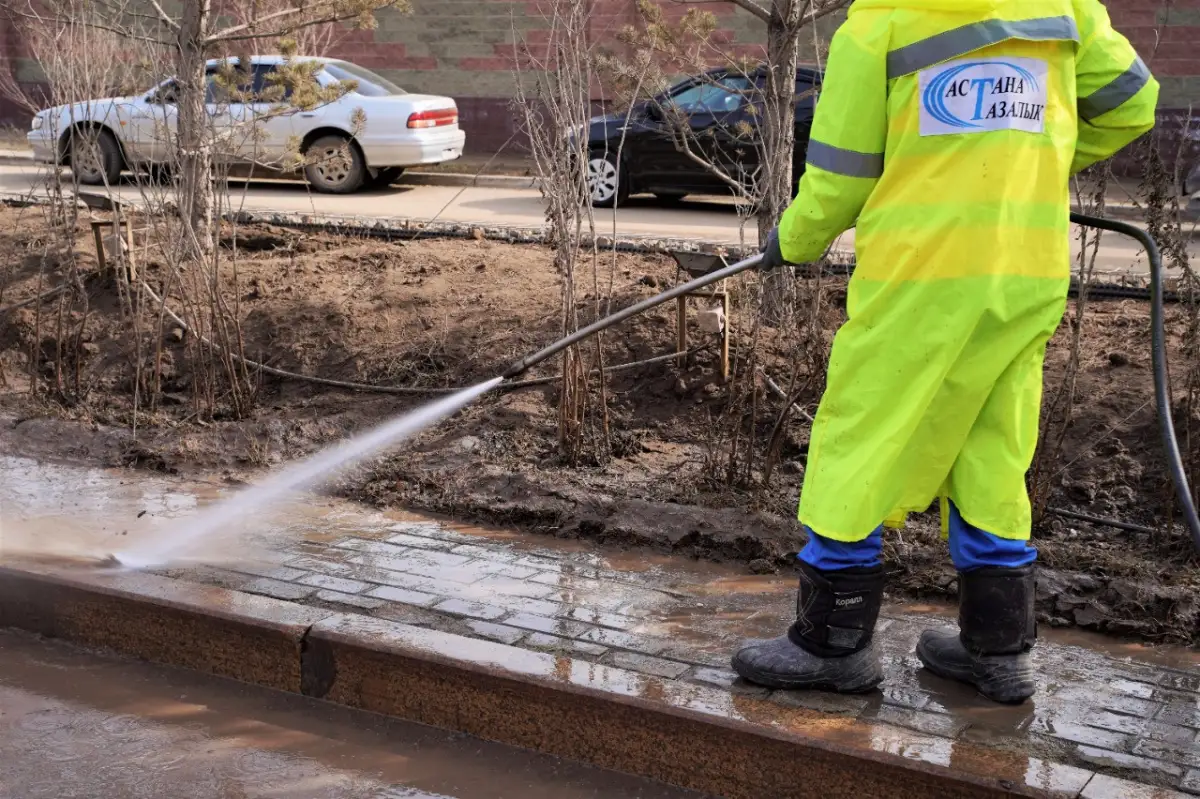В Нур-Султане начали отмывать мосты, улицы и остановки – фото