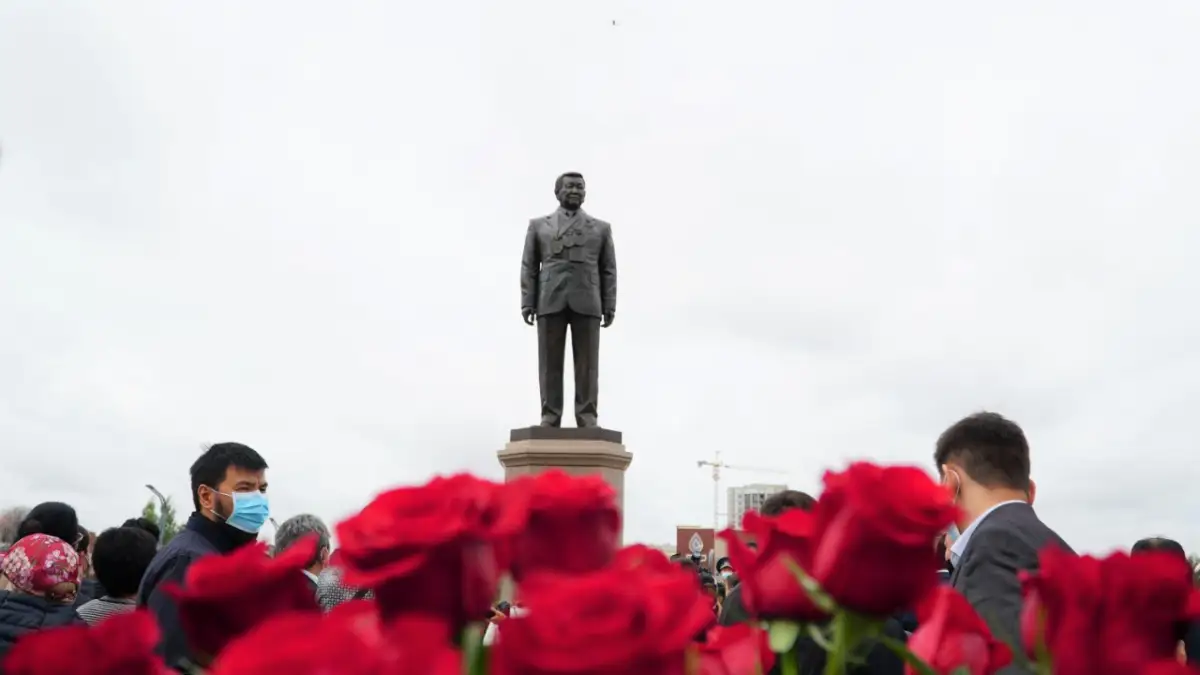 В Нур-Султане открыли памятник Жаксылыку Ушкемпирову - фото