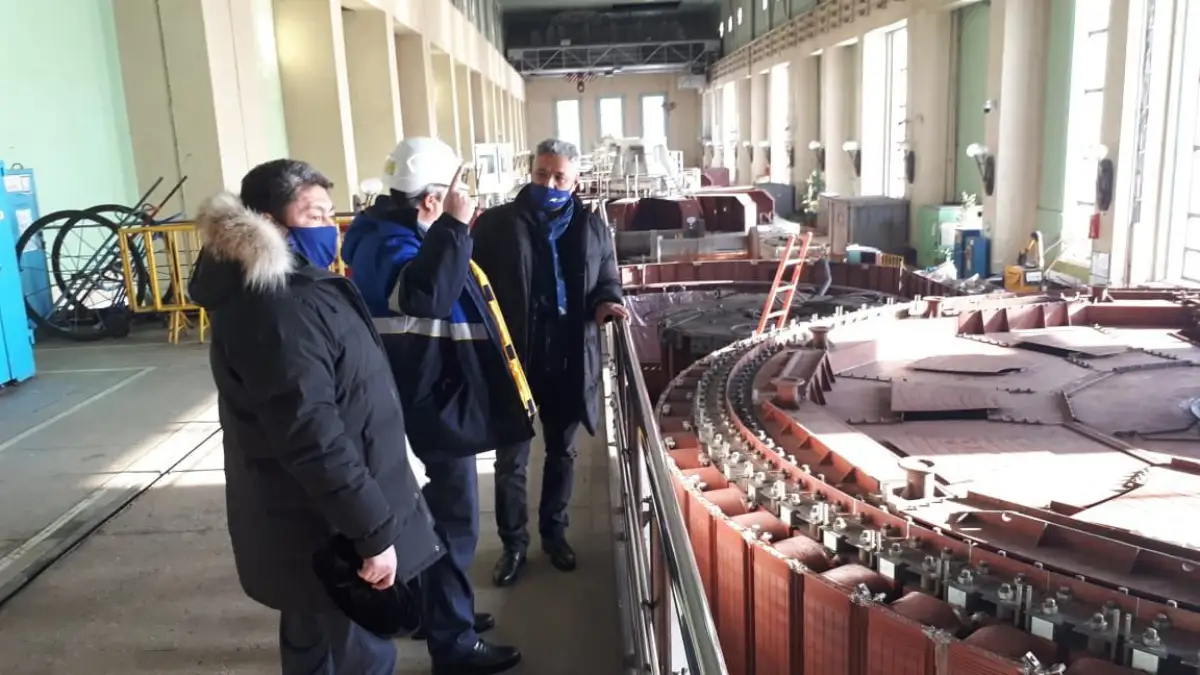 Азат Перуашев встретился с рабочими УМЗ и ГЭС