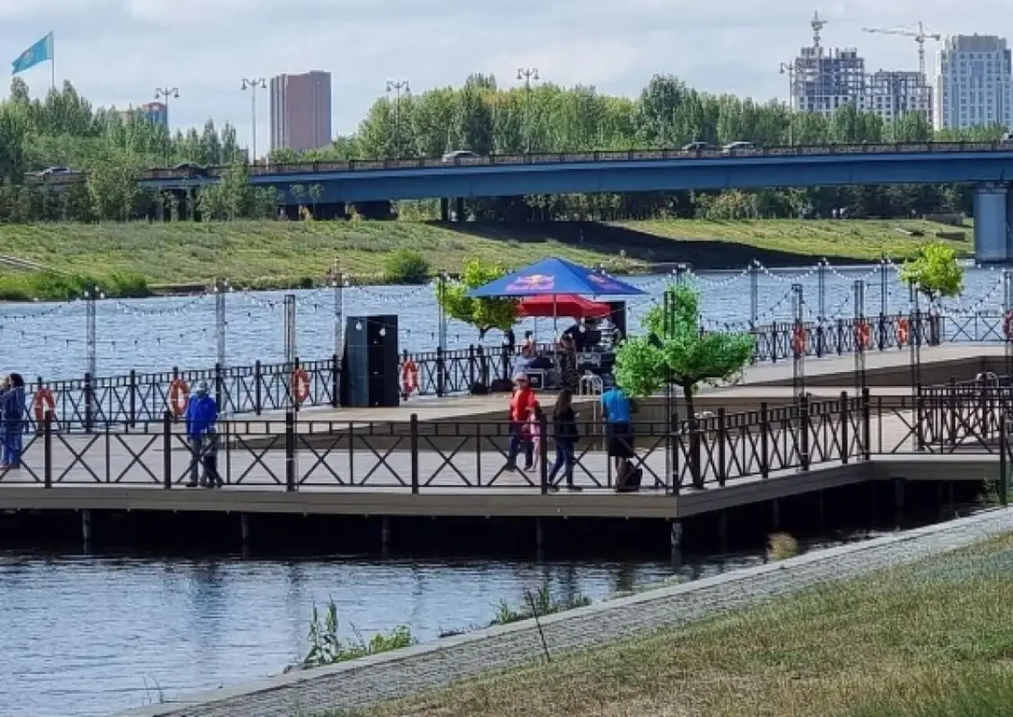 В Нур-Султане открыли искусственный бассейн - видео