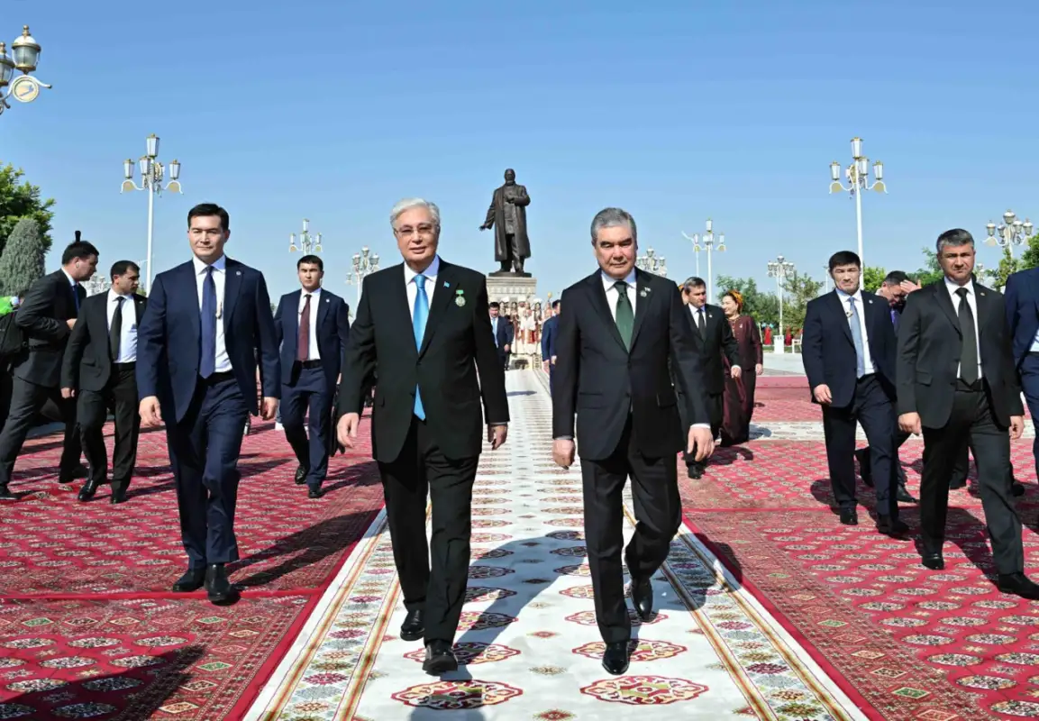 Касым-Жомарт Токаев и Гурбангулы Бердымухамедов открыли памятник Абаю в Ашхабаде