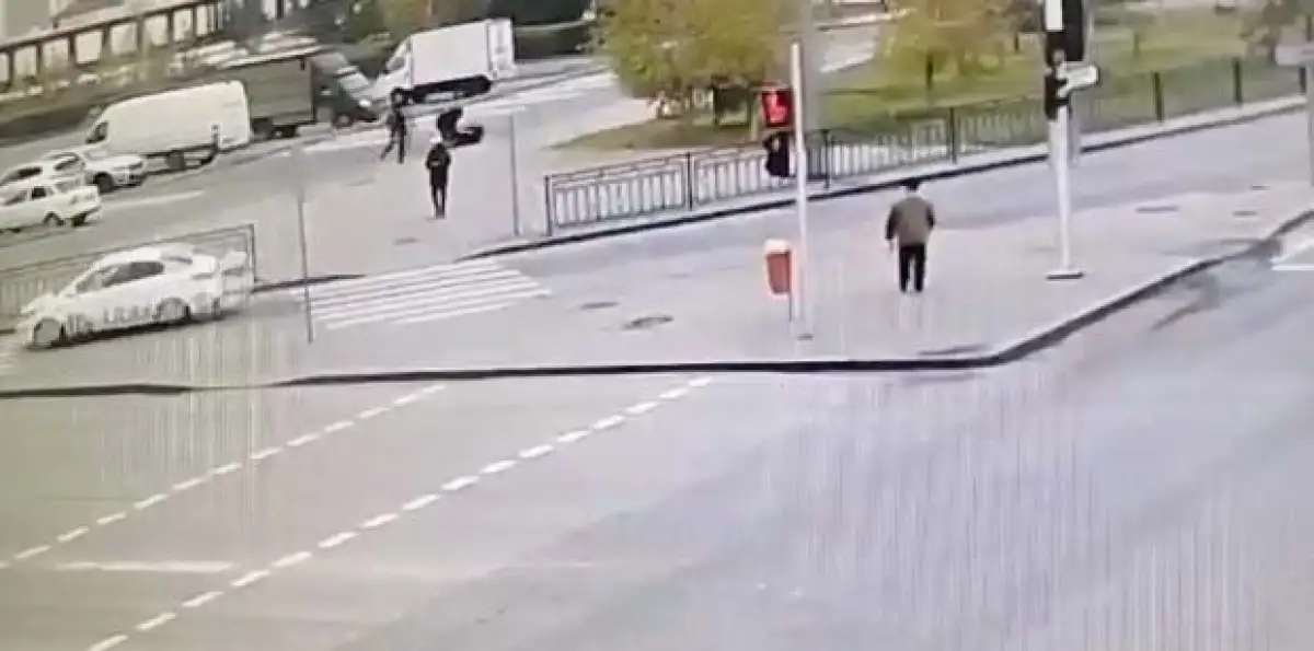 В Нур-Султане прохожий защитил женщину от нападения грабителя - видео