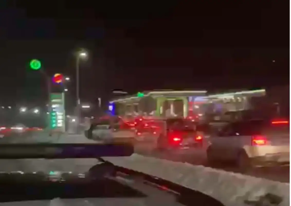 На АЗС Алматы после землетрясения возникли очереди из транспорта