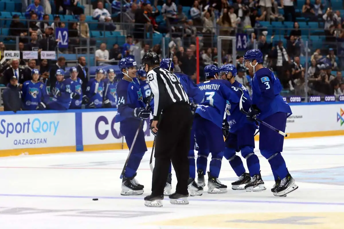 Барыс открыл счет шайбам в чемпионате КХЛ