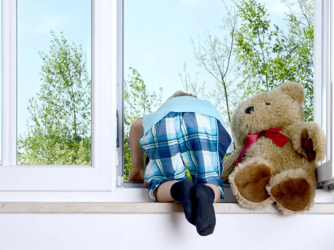 «Няня в это время спала»: трое детей выпали из окон в Нур-Султане