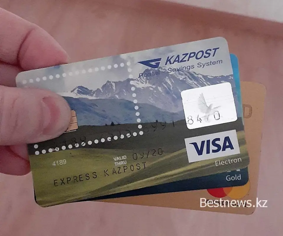 Токаев поручил срочно обеспечить казахстанцев платежными картами